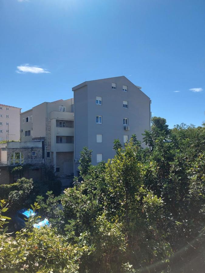 Apartments Neva Макарска Экстерьер фото